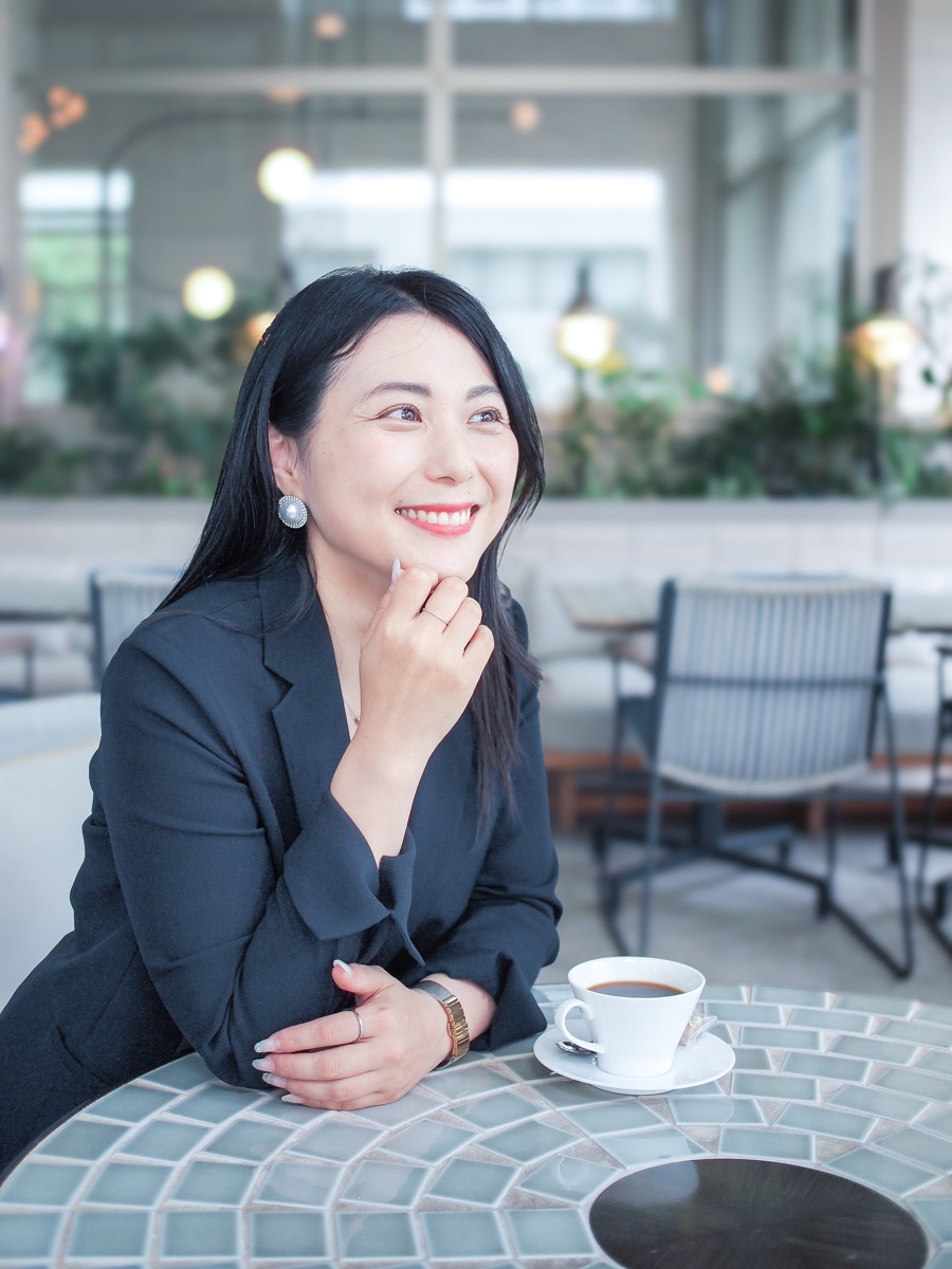 カフェで微笑む井上なるみ