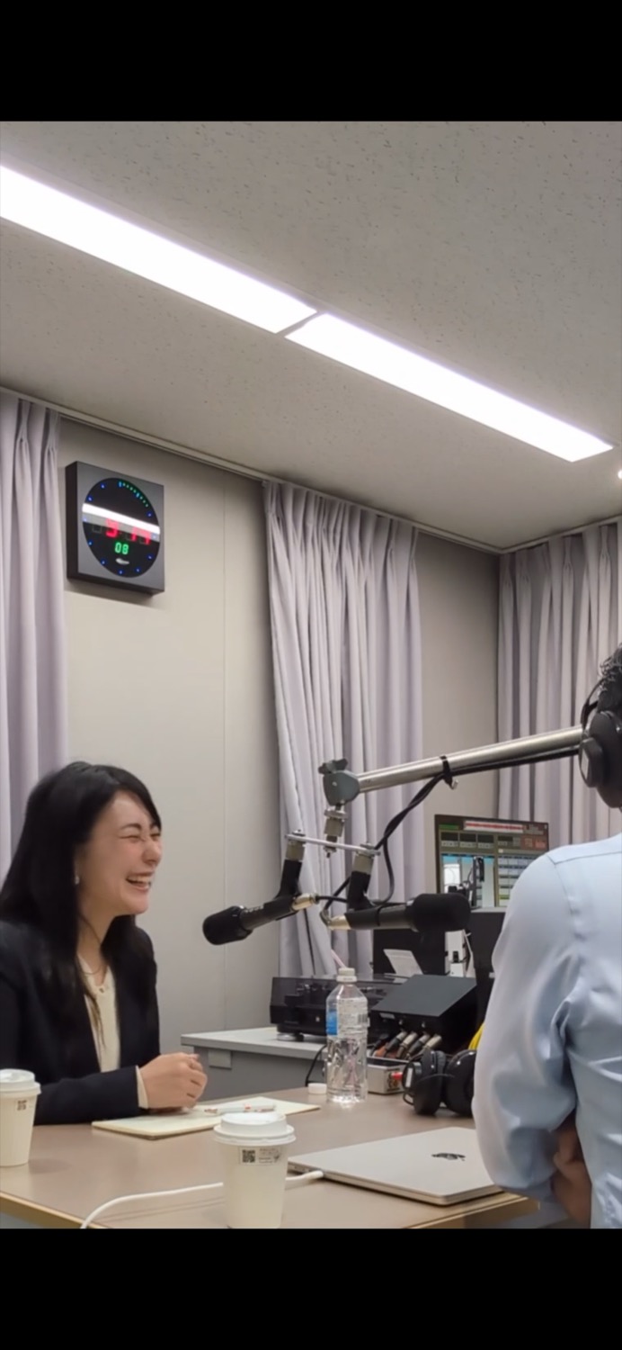 マイクを前に話す井上なるみ。ラジオ収録の風景